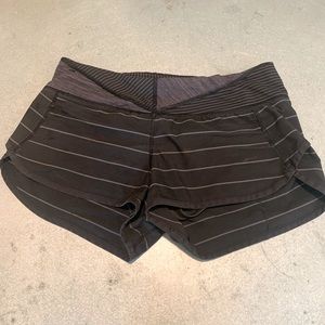 Ulu lemon size 4 shorts